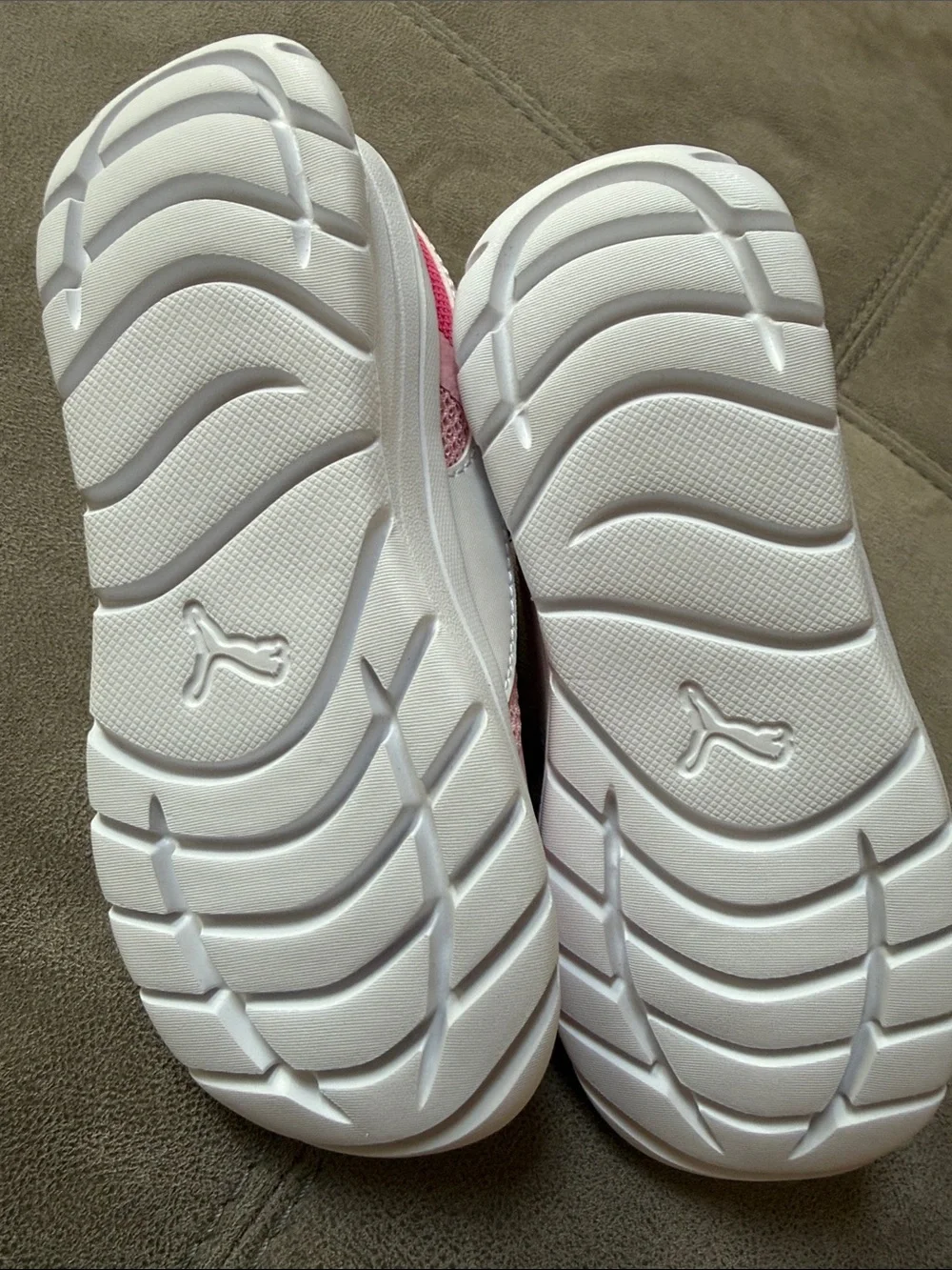 PUMA Evolve Run Mesh girl‘s size 10 sneakers